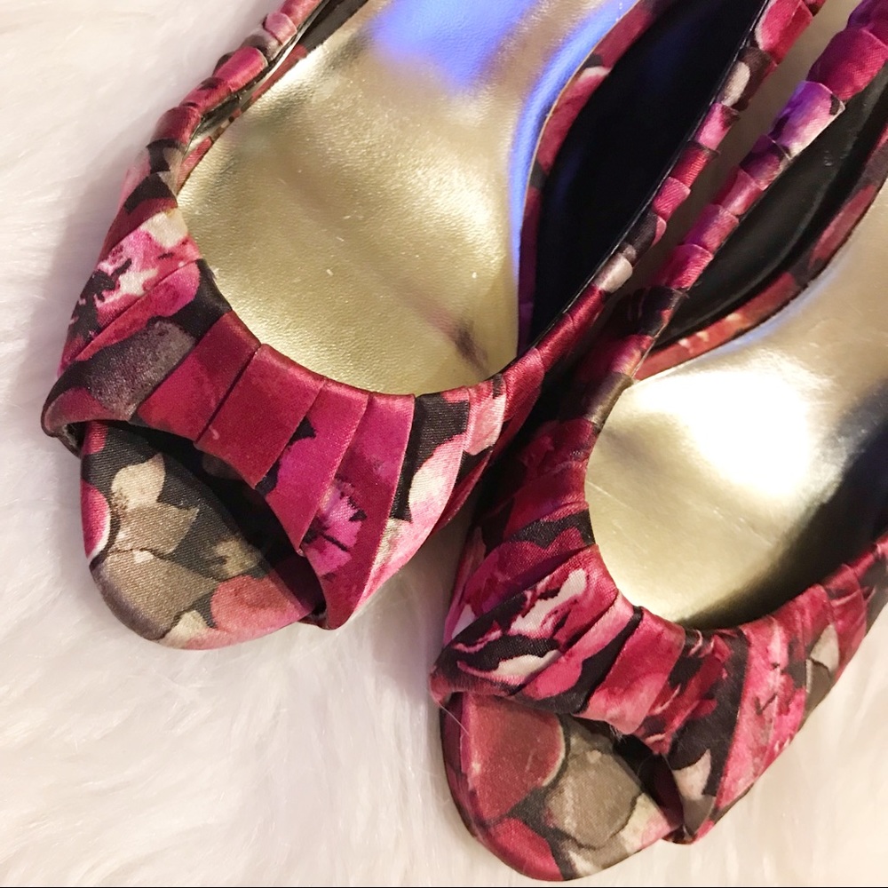 Price🔽White House Black Market peep toe pumps - Picture 3 of 5